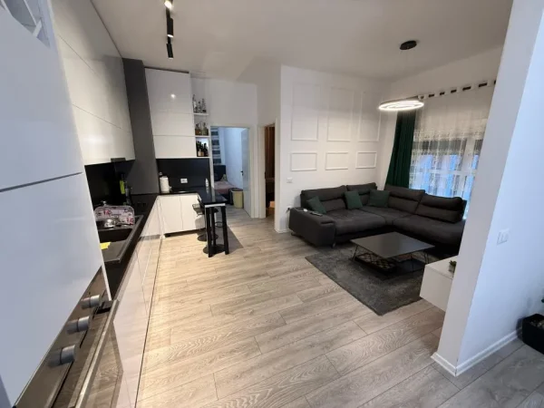Tirane, jepet me qera apartament 2+1 Kati 2, 90 m² 450 € (ali demi)
