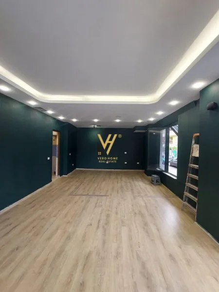 Tirane, jepet me qera dyqan Kati 0, 53 m² 500 € (SELITE)