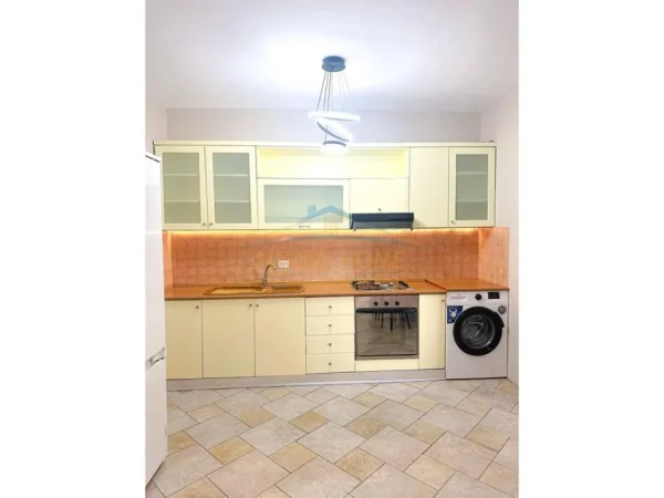 Tirane, jepet me qera apartament 1+1+Ballkon Kati 15, 60 m² 550 € 
