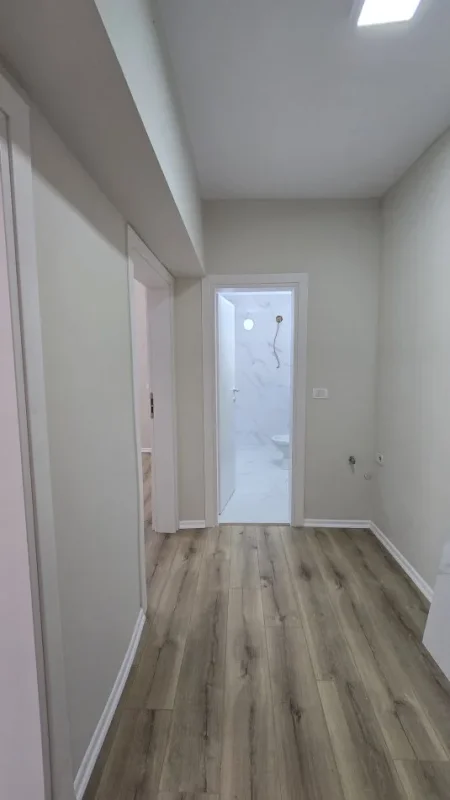 Tirane, shitet apartament 1+1+Ballkon Kati 1, 54 m² 87.000 € (varri bomit)