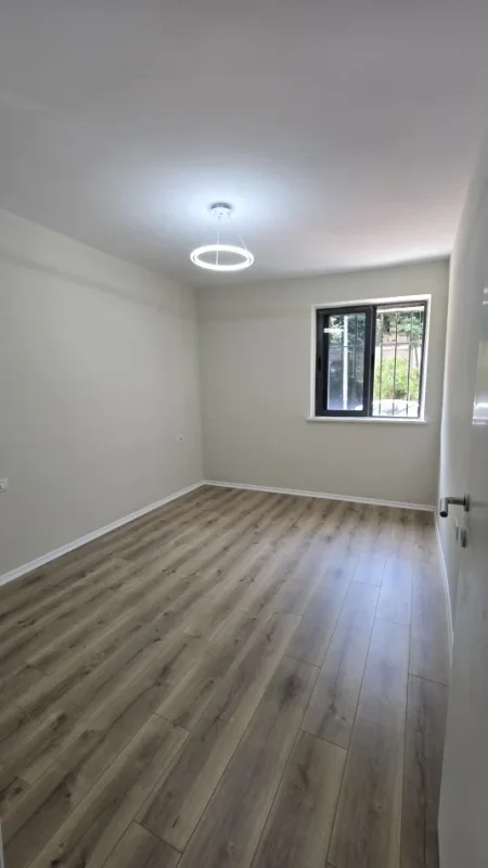 Tirane, shitet apartament 1+1+Ballkon Kati 1, 54 m² 87.000 € (varri bomit)