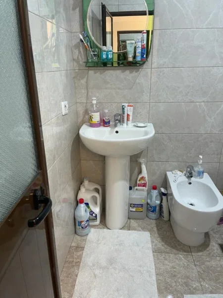 Tirane, jepet me qera apartament 1+1 Kati 3, 80 m² 500 € (Ish Nisharaku)