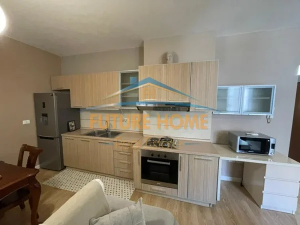 Tirane, jepet me qera apartament 1+1+Ballkon Kati 2, 87 m² 650 € 