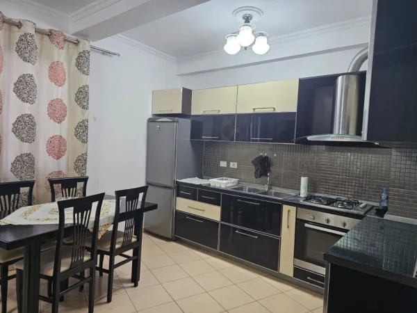 Tirane, jepet me qera apartament 2+1 Kati 6, 100 m² 500 € (astir)