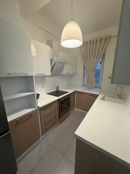 Tirane, jepet me qera apartament 1+1+Aneks+Ballkon Kati 3, 70 m² 550 € (teg)