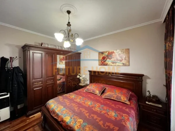 Tirane, jepet me qera apartament 2+1+Ballkon Kati 1, 126 m² 1.000 € 