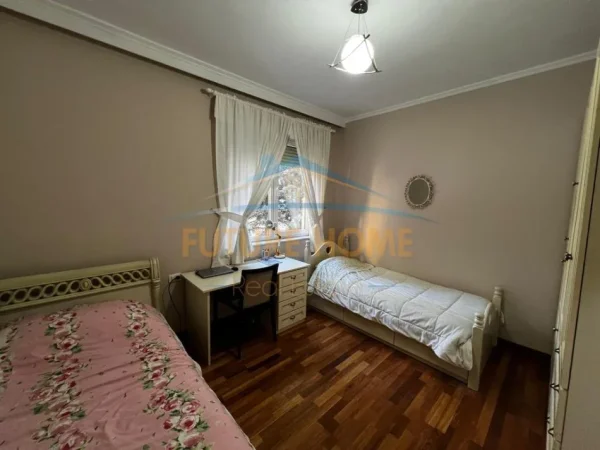 Tirane, jepet me qera apartament 2+1+Ballkon Kati 1, 126 m² 1.000 € 