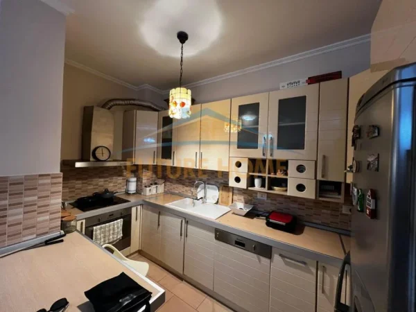 Tirane, jepet me qera apartament 2+1+Ballkon Kati 1, 126 m² 1.000 € 