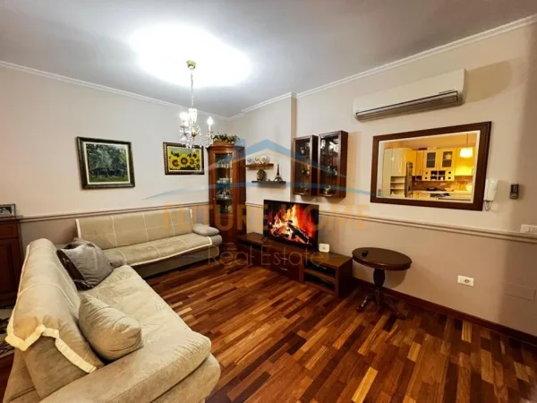 Tirane, jepet me qera apartament 2+1+Ballkon Kati 1, 126 m² 1.000 € 