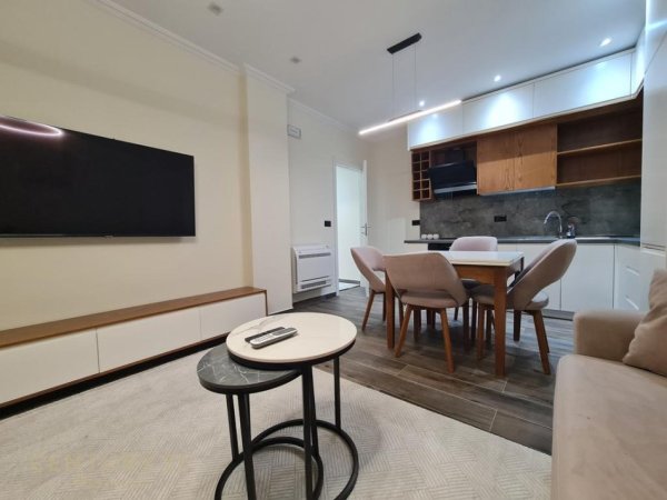 Tirane, jepet me qera apartament 1+1 Kati 2, 75 m² 750 € (TEG)