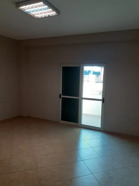 Tirane, jepet me qera 3+1+Ballkon , (Rruga Shkelqim Fusha)