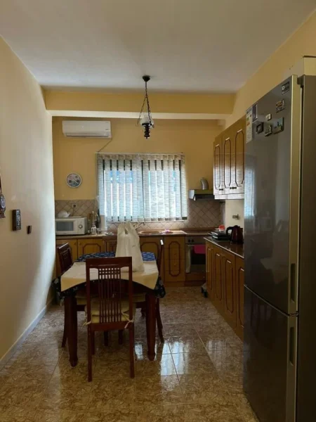 Tirane, jepet me qera apartament 3+1 Kati 2, 120 m² 600 € (RRUGA E KOSOVAREVE)