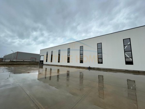 Durres, jepet me qera ambjent biznesi Kati 0, 2.600 m² 3.000 € 