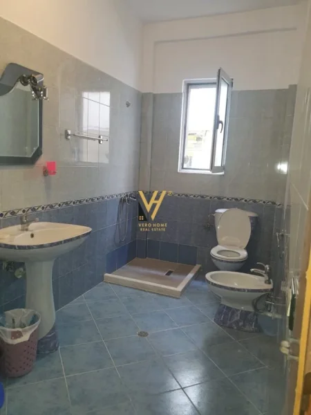 Tirane, jepet me qera apartament 3+1+Ballkon Kati 3, 116 m² 670 € (KRISTAL CENTER)