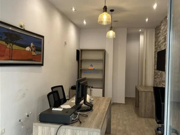 Tirane, jepet me qera ambjent biznesi Kati 0, 23 m² 250 € (KOMUNA E PARISIT)