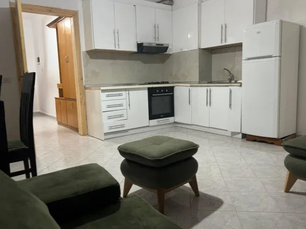 Tirane, jepet me qera apartament 1+1 Kati 2, 400 € 