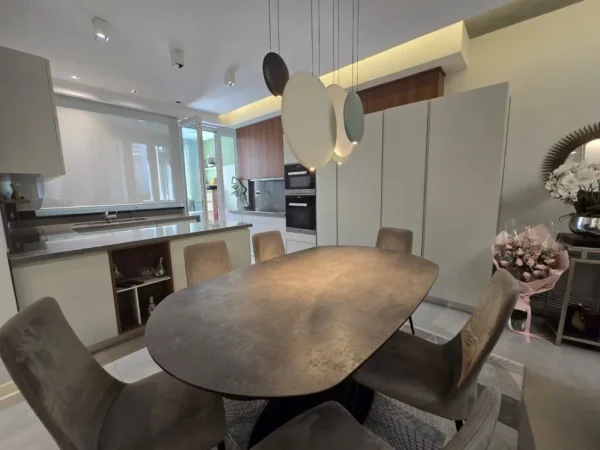 Tirane, shitet apartament 3+1+Ballkon Kati 1, 190 m² 