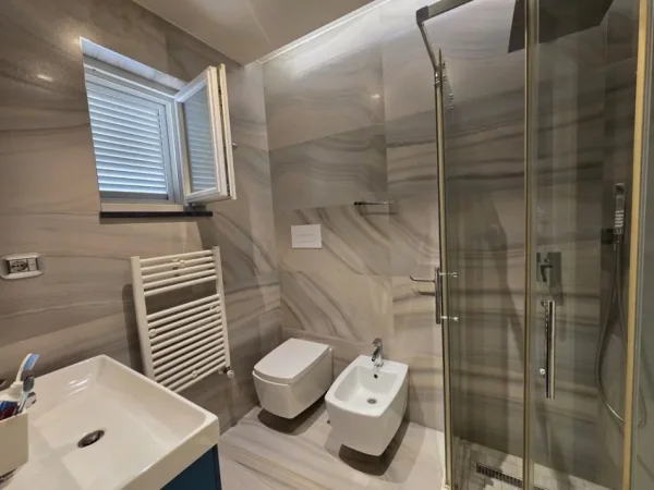 Tirane, shitet apartament 3+1+Ballkon Kati 1, 190 m² 