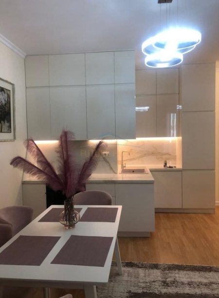 Tirane, jepet me qera apartament 2+1 Kati 5, 79 m² 1.200 € (Rruga e Kosovareve)