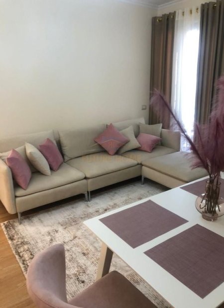 Tirane, jepet me qera apartament 2+1 Kati 5, 79 m² 1.200 € (Rruga e Kosovareve)