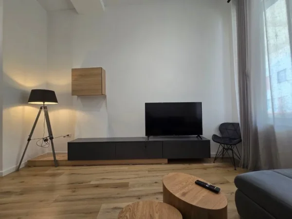 Tirane, jepet me qera apartament 1+1 Kati 0, 71 m² 550 € (kompleksi magnet)