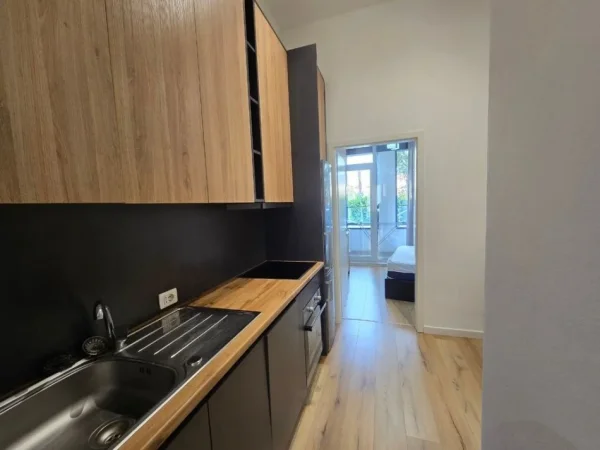 Tirane, jepet me qera apartament 1+1 Kati 0, 71 m² 550 € (kompleksi magnet)
