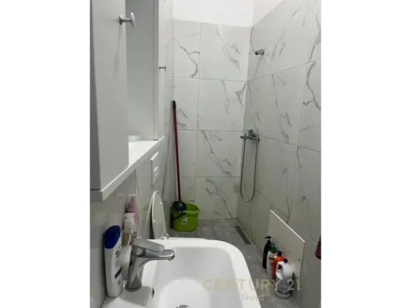 Tirane, jepet me qera apartament 1+1 Kati 0, 71 m² 550 € (kompleksi magnet)