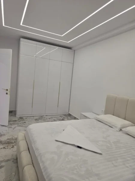 Tirane, jepet me qera apartament 1+1+Ballkon Kati 5, 500 € (Bulevardit të Ri, te Treni)