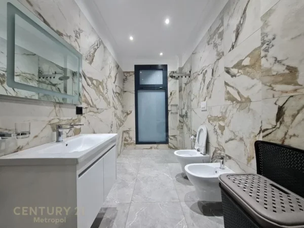 Tirane, jepet me qera apartament 1+1 , 75 m² 750 € (teg)