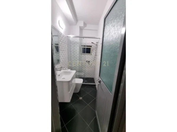 Tirane, jepet me qera hotel Kati 4, 565 m² 4.000 € (Kombinat)