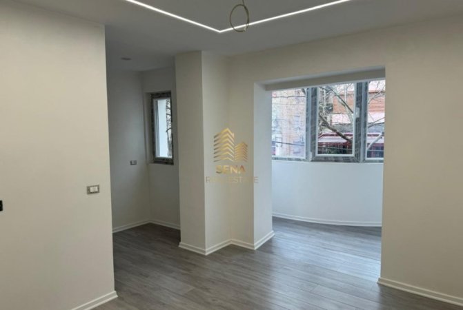 Tirane, jepet me qera ambjent biznesi Kati 2, 53 m² 550 € (Rruga Xhanfize Keko,Prane bar Oslos)