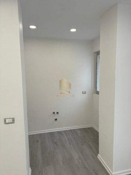 Tirane, jepet me qera ambjent biznesi Kati 2, 53 m² 550 € (Rruga Xhanfize Keko,Prane bar Oslos)