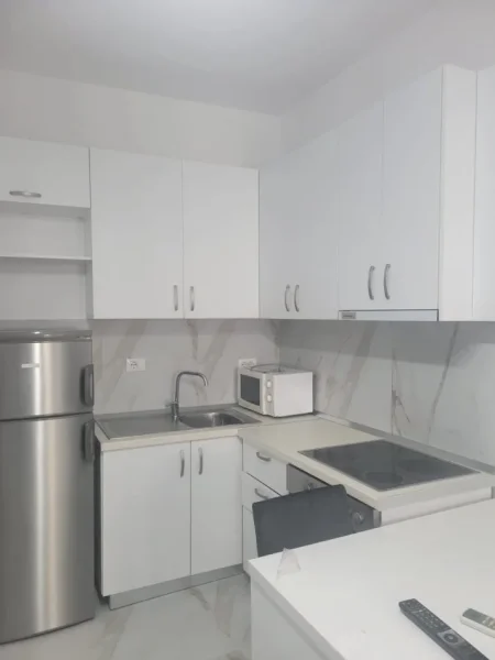 Tirane, jepet me qera apartament 1+1 Kati 8, 55 m² 400 € (Astir te Rrethi)