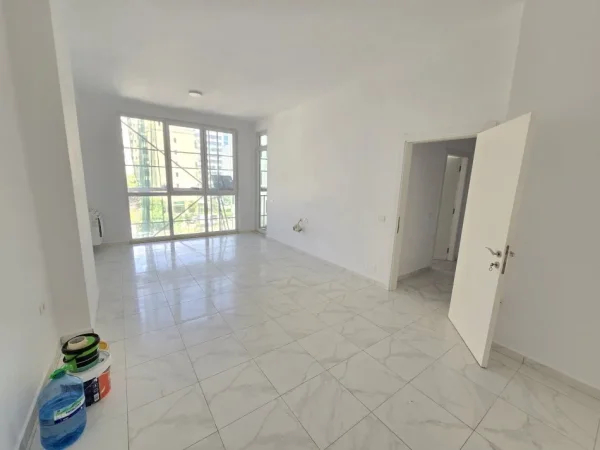 Tirane, jepet me qera ambjent biznesi Kati 2, 115 m² 1.000 € (Mbrapa square 21)