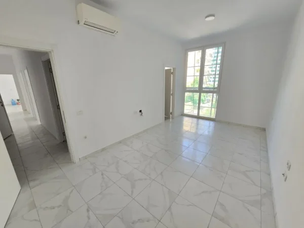 Tirane, jepet me qera ambjent biznesi Kati 2, 115 m² 1.000 € (Mbrapa square 21)