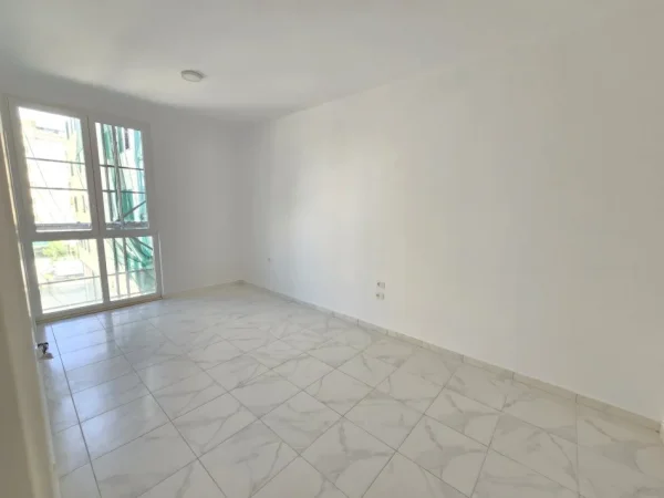Tirane, jepet me qera ambjent biznesi Kati 2, 115 m² 1.000 € (Mbrapa square 21)