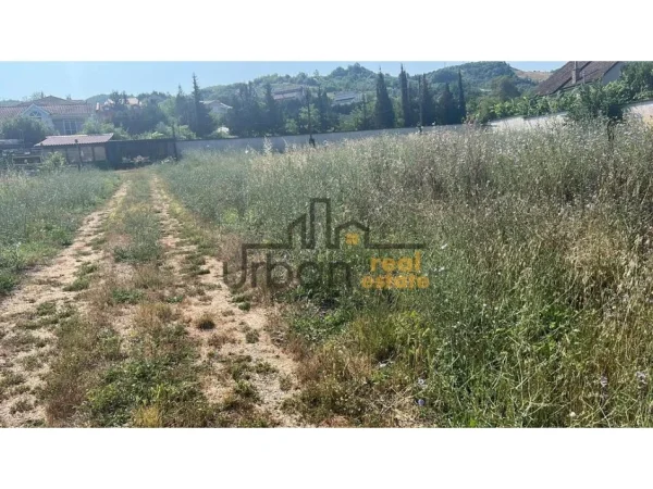 Tirane, shitet toke , 4.000 m² 440.000 € (Peze)