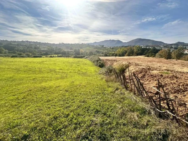 Tirane, shes toke , 2.700 m² 520.000 € (TEG)