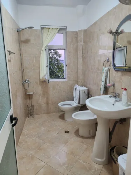 Tirane, jepet me qera apartament 1+1 Kati 4, 60 m² 400 € (Perballe KMY)
