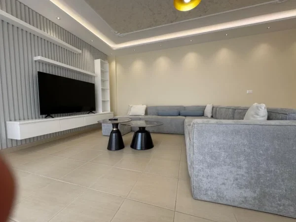 Tirane, Jepet me qera apartament 2+1+Ballkon Kati 6, 650 €
