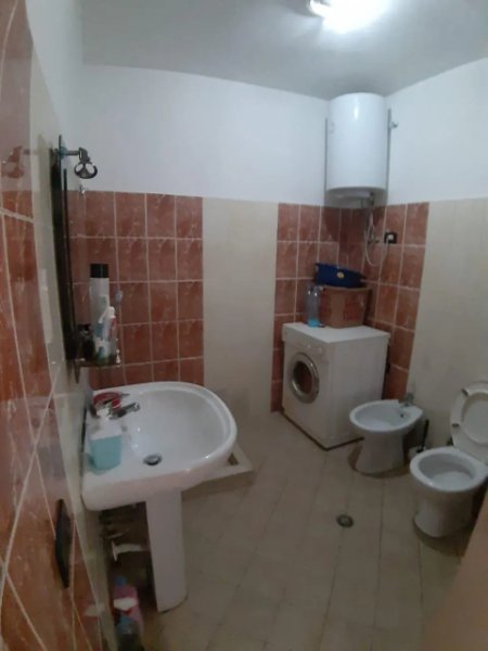 Tirane, jepet me qera apartament 1+1+Ballkon Kati 5, 65 m² 370 € (Fresku)