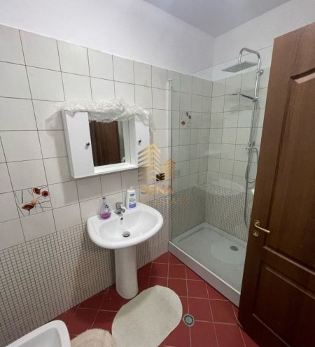 Tirane, jepet me qera apartament 3+1+Ballkon Kati 5, 120 m² 700 € (Rruga Zoja Curre)