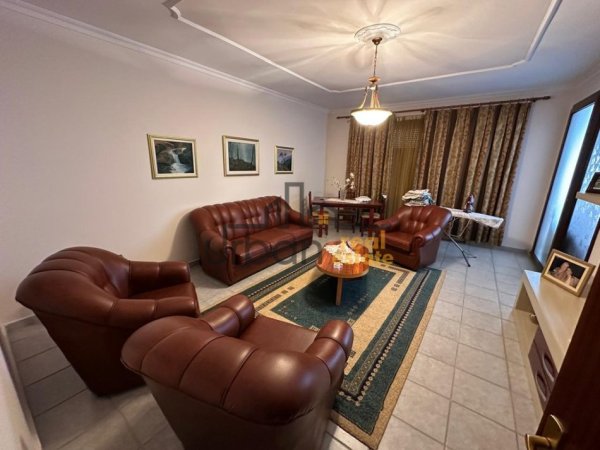 Tirane, jepet me qera apartament 3+1+Ballkon Kati 8, 150 m² 800 € (Rruga Fortuzi)