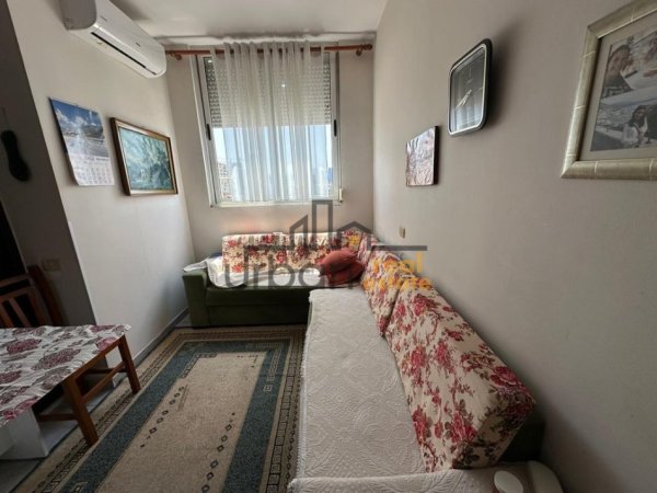 Tirane, jepet me qera apartament 3+1+Ballkon Kati 8, 150 m² 800 € (Rruga Fortuzi)