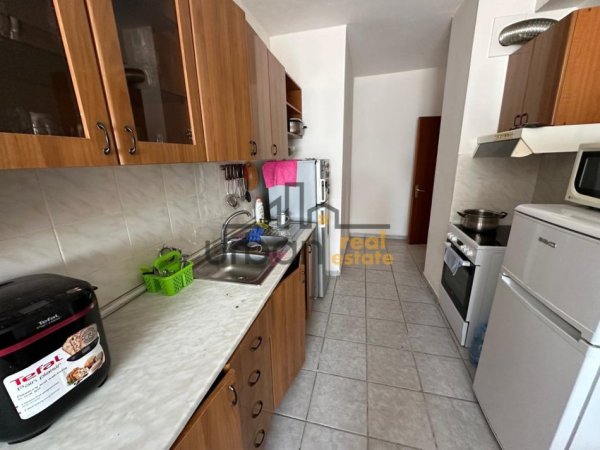 Tirane, jepet me qera apartament 3+1+Ballkon Kati 8, 150 m² 800 € (Rruga Fortuzi)