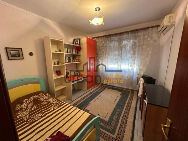Tirane, jepet me qera apartament 3+1+Ballkon Kati 8, 150 m² 800 € (Rruga Fortuzi)