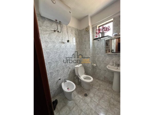 Tirane, jepet me qera apartament 3+1+Ballkon Kati 8, 150 m² 800 € (Rruga Fortuzi)