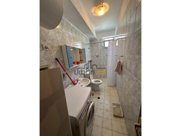 Tirane, jepet me qera apartament 3+1+Ballkon Kati 8, 150 m² 800 € (Rruga Fortuzi)
