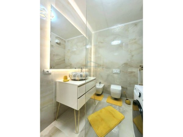 Tirane, jepet me qera apartament 2+1 Kati 5, 79 m² 1.200 € (Rruga e Kosovareve)