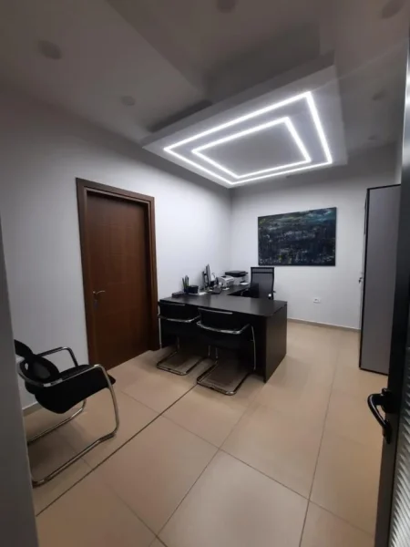 Tirane, shitet ambjent biznesi Kati 2, 450 m² 750.000 € (Rr. E Dibres te shkolla e bashkuar)